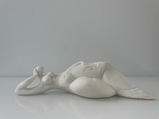 Image 1 of Sculptuur Liggende Vrouw Gestileerd