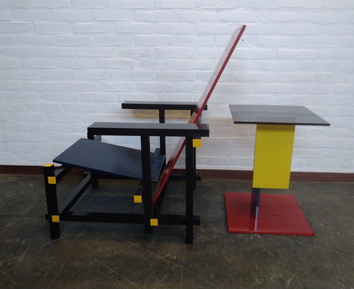 Stoel Met Glazen Bijzettafel In De Stijl Van Rietveld