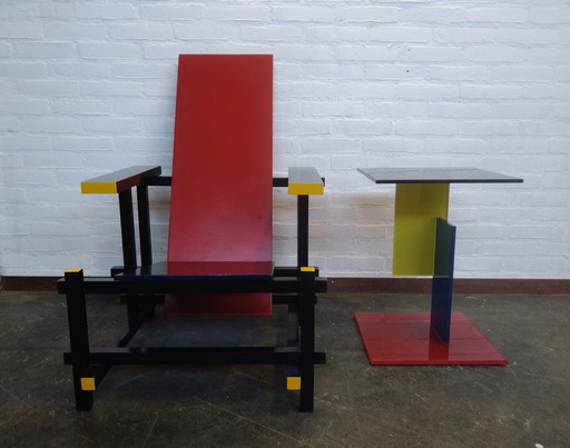 Stoel Met Glazen Bijzettafel In De Stijl Van Rietveld