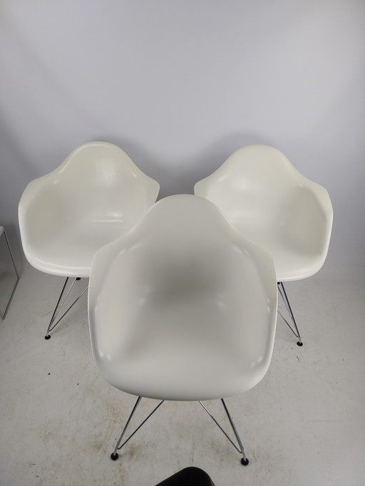 3 x Vitra eames DAR stoel. Wit en chroom. 