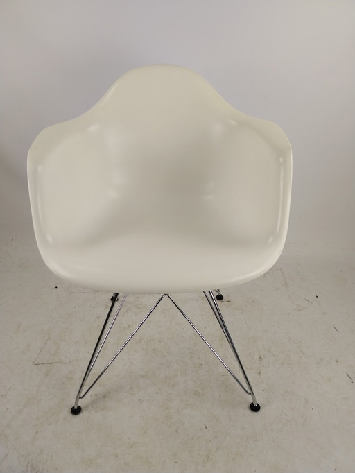 3 x Vitra eames DAR stoel. Wit en chroom. 