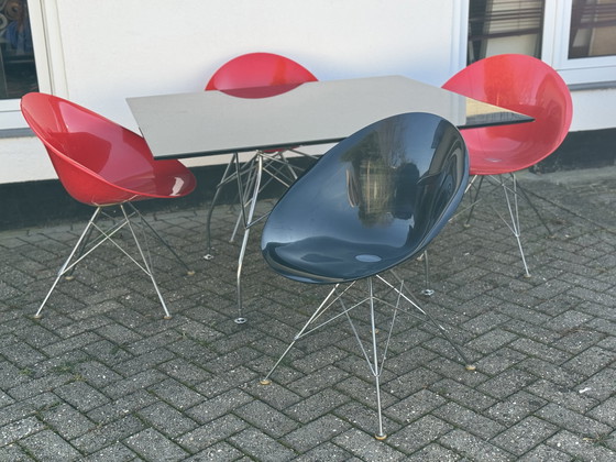 Image 1 of Kartell glanzende eettafel met 4 EROS eetkamerstoelen