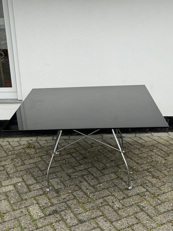 Image 1 of Kartell glanzende eettafel met 4 EROS eetkamerstoelen