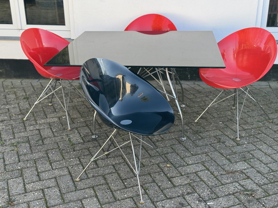 Image 1 of Kartell glanzende eettafel met 4 EROS eetkamerstoelen