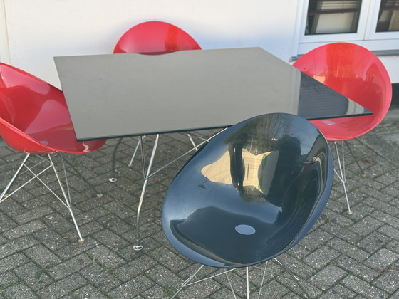 Image 1 of Kartell glanzende eettafel met 4 EROS eetkamerstoelen