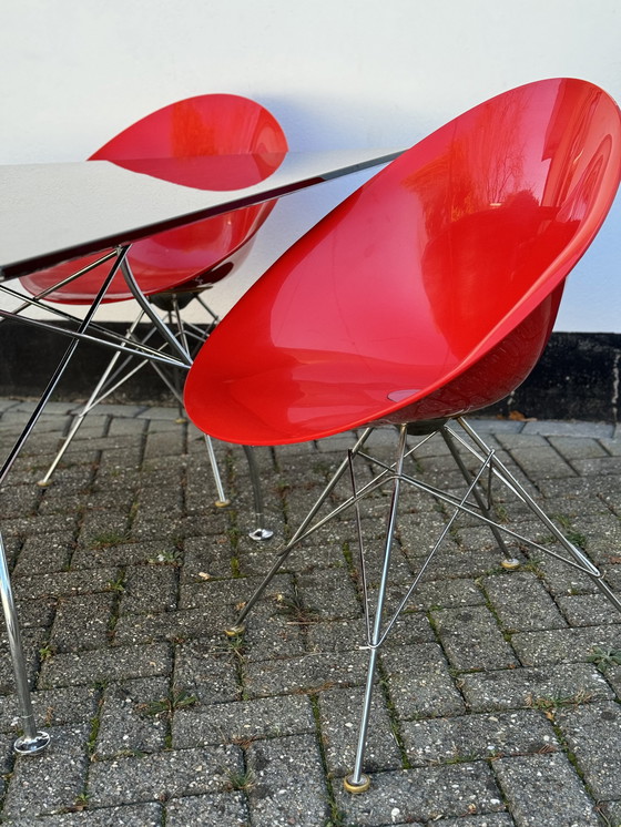 Image 1 of Kartell glanzende eettafel met 4 EROS eetkamerstoelen