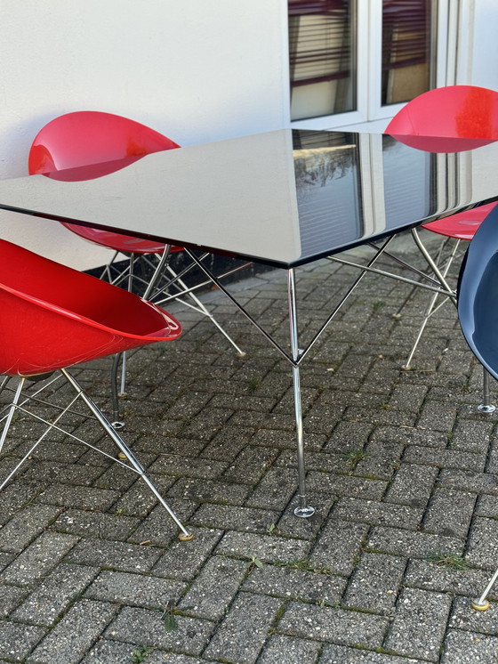 Image 1 of Kartell glanzende eettafel met 4 EROS eetkamerstoelen