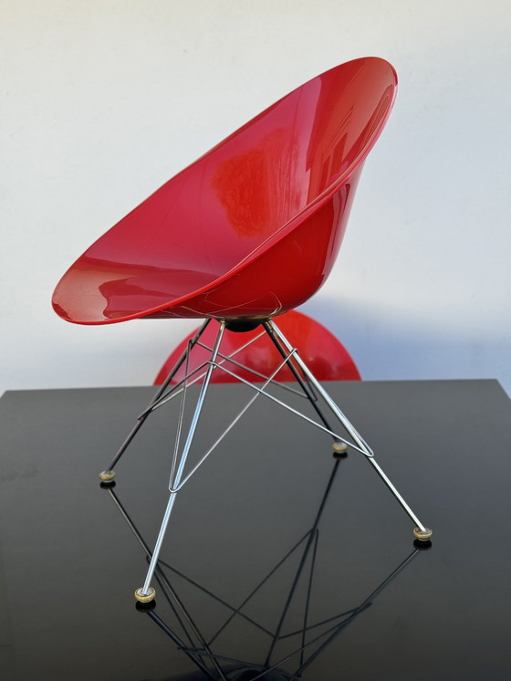 Image 1 of Kartell glanzende eettafel met 4 EROS eetkamerstoelen