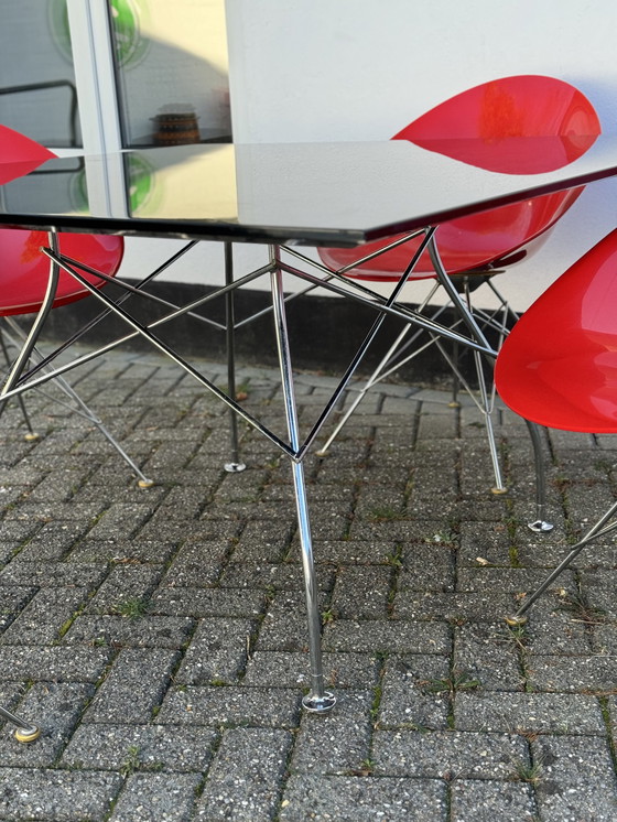 Image 1 of Kartell glanzende eettafel met 4 EROS eetkamerstoelen