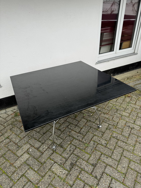 Image 1 of Kartell glanzende eettafel met 4 EROS eetkamerstoelen