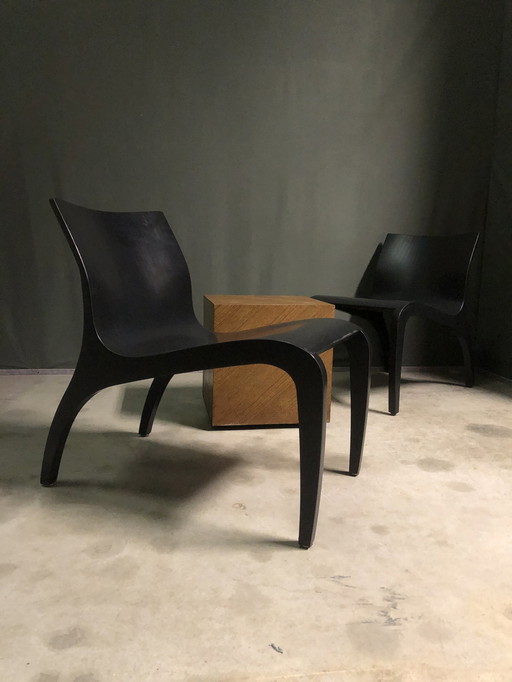 Studio Parade Minimalistische houten fauteuils en tafel.