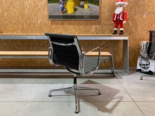 Vitra EA107 lederen stoel