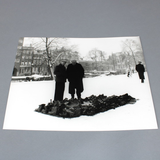 Image 1 of Aart Klein (1909-2001) Noordermarkt, Amsterdam 1950, ontwikkelgelatinezilverdruk, gestempeld 