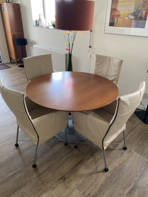 Leolux Tafel Met 4 Montis Leren Stoelen