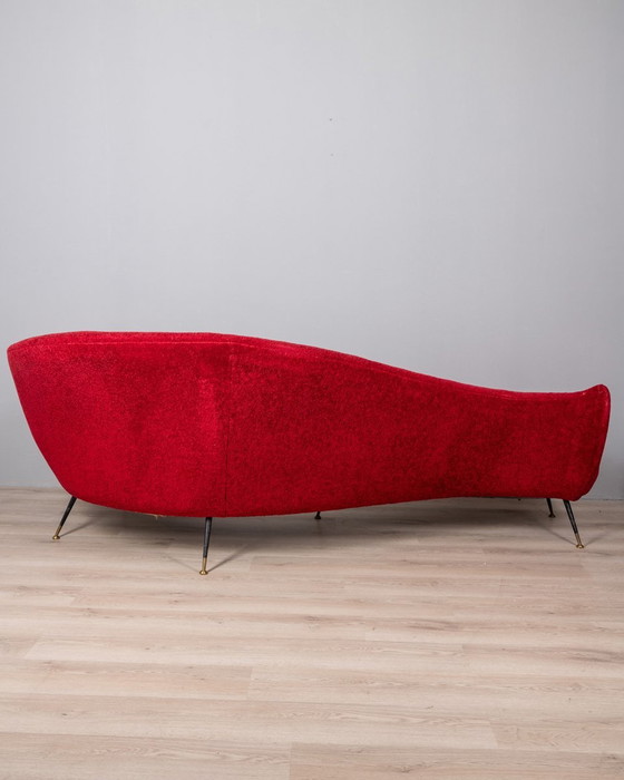 Image 1 of Grote 1950S Vintage Gebogen Sofa In Rood Fluweel Italiaans Ontwerp