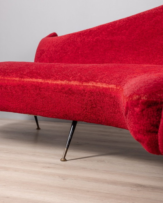Image 1 of Grote 1950S Vintage Gebogen Sofa In Rood Fluweel Italiaans Ontwerp