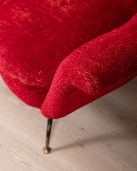 Image 1 of Grote 1950S Vintage Gebogen Sofa In Rood Fluweel Italiaans Ontwerp