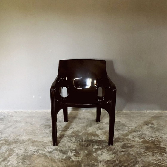 Image 1 of Set van 4 vintage Gaudi fauteuils en Demetrio koffietafels door Vico Magistretti voor Artemide, 1974