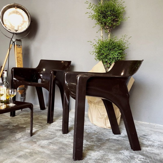 Image 1 of Set van 4 vintage Gaudi fauteuils en Demetrio koffietafels door Vico Magistretti voor Artemide, 1974