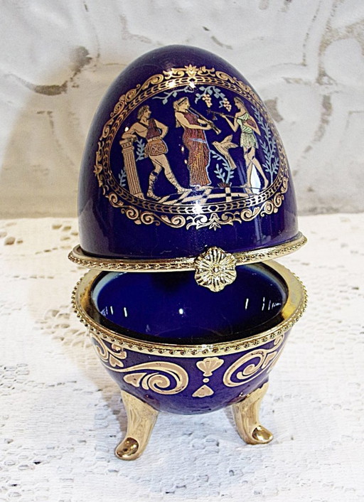 Fabergé stijl porseleinen ei op pootjes