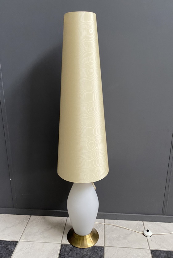 Image 1 of Glazen vloerlamp met grote gebroken witte kap 1960