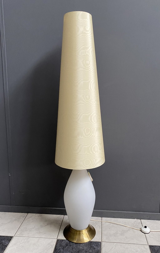 Glazen vloerlamp met grote gebroken witte kap 1960