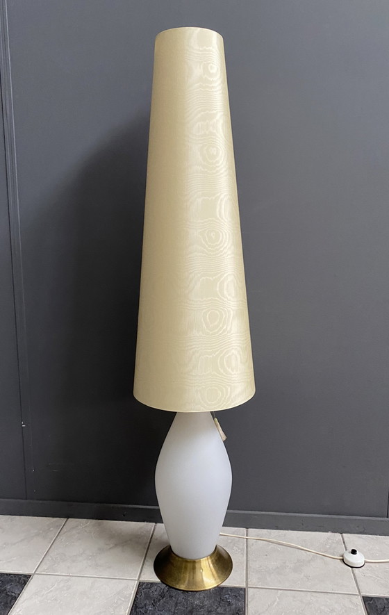 Image 1 of Glazen vloerlamp met grote gebroken witte kap 1960