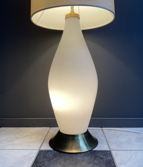 Image 1 of Glazen vloerlamp met grote gebroken witte kap 1960