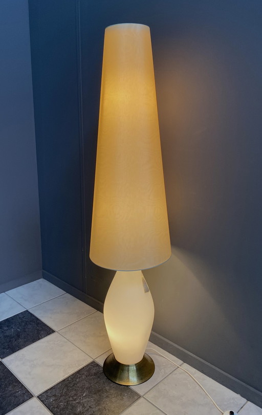 Glazen vloerlamp met grote gebroken witte kap 1960