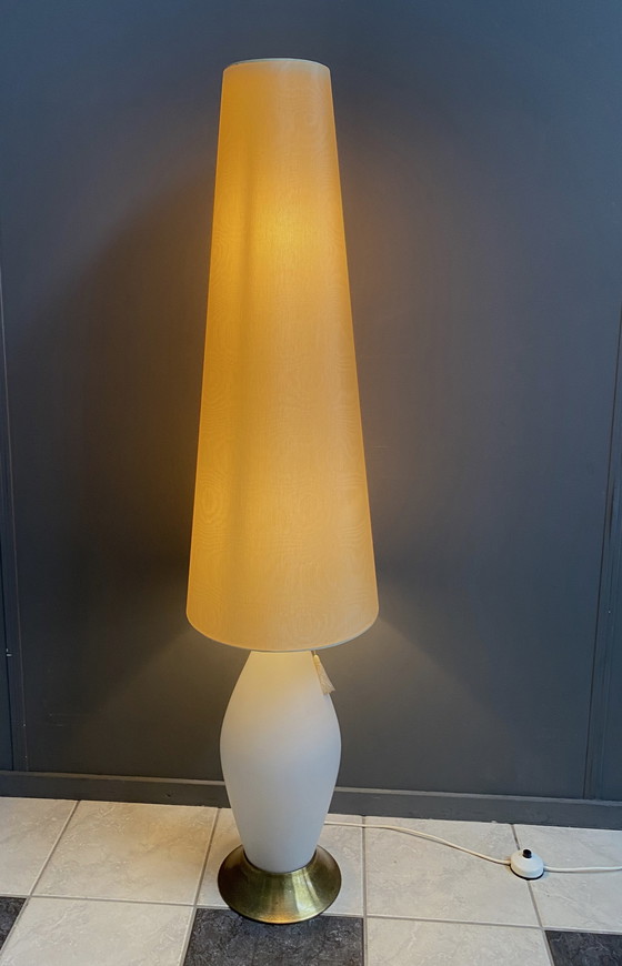 Image 1 of Glazen vloerlamp met grote gebroken witte kap 1960