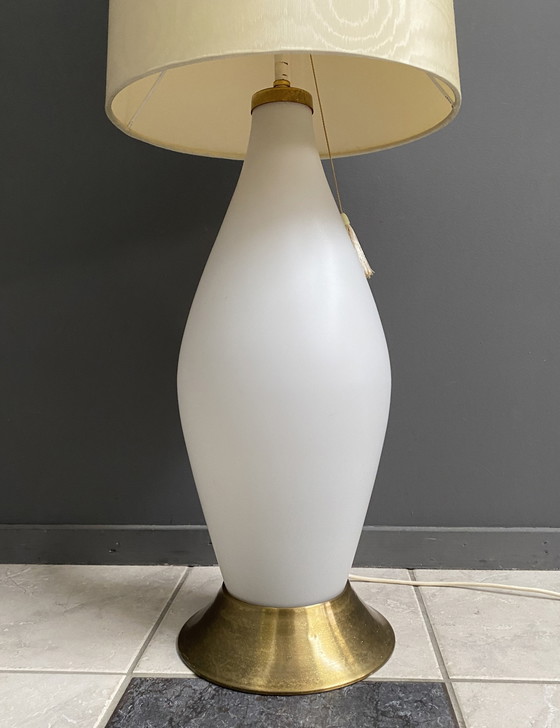 Image 1 of Glazen vloerlamp met grote gebroken witte kap 1960