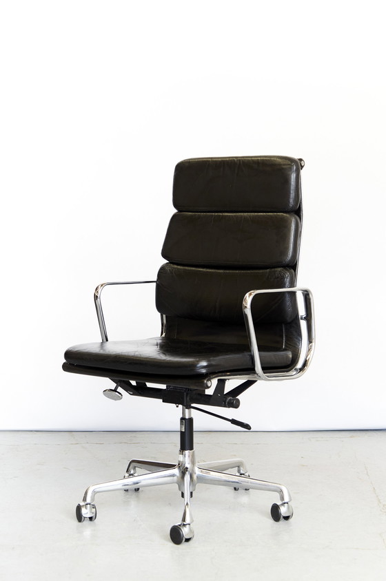 Image 1 of Charles & Ray Eames Softpad Executive Stoel Ea219 Voor Vitra