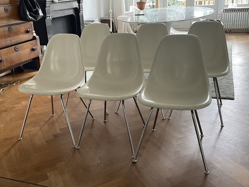 6x Herman Miller Fyberglas Eames Kuipstoelen