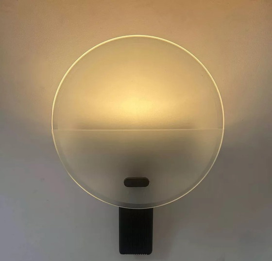 Image 1 of 2X Vintage wandlamp, zwart metaal en gezandstraald glas, Italië 1980