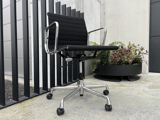 Image 1 of 2X Vitra Eames Ea117 Hopsak Bureaustoelen