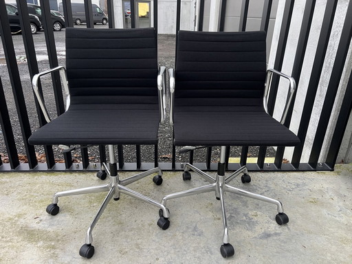 2X Vitra Eames Ea117 Hopsak Bureaustoelen