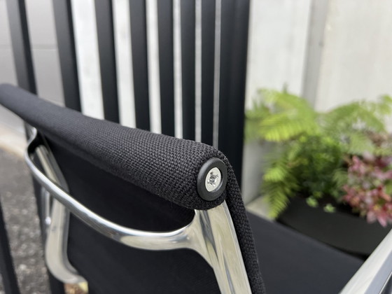 Image 1 of 2X Vitra Eames Ea117 Hopsak Bureaustoelen