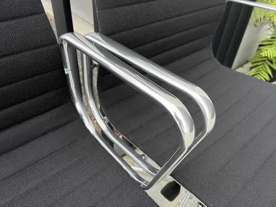 Image 1 of 2X Vitra Eames Ea117 Hopsak Bureaustoelen