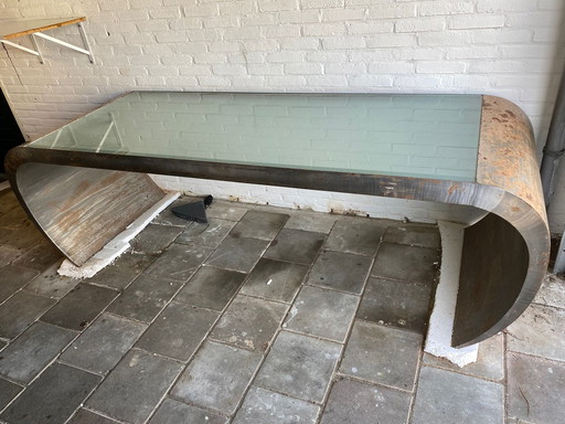 Design stalen eettafel met een rafeltje