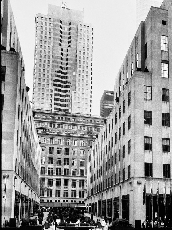 Image 1 of Michel Pinel 1949-2022 Schitterende foto van New York in de winter met schaatsers