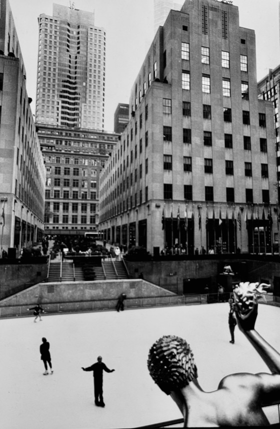 Image 1 of Michel Pinel 1949-2022 Schitterende foto van New York in de winter met schaatsers