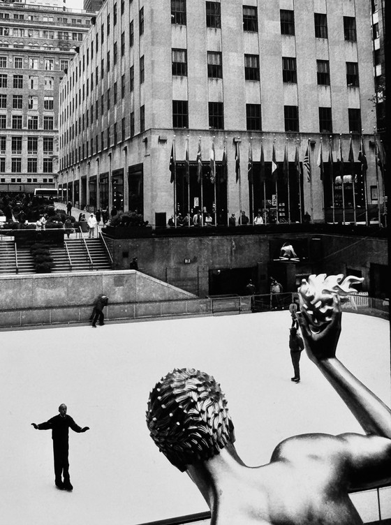 Image 1 of Michel Pinel 1949-2022 Schitterende foto van New York in de winter met schaatsers