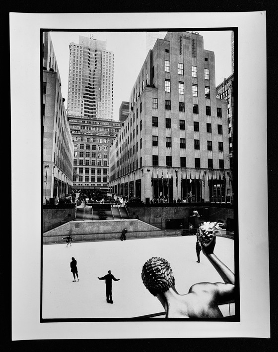 Image 1 of Michel Pinel 1949-2022 Schitterende foto van New York in de winter met schaatsers