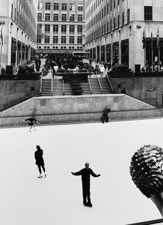 Image 1 of Michel Pinel 1949-2022 Schitterende foto van New York in de winter met schaatsers