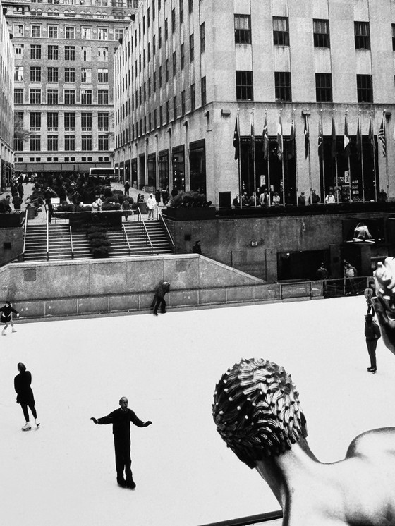 Image 1 of Michel Pinel 1949-2022 Schitterende foto van New York in de winter met schaatsers