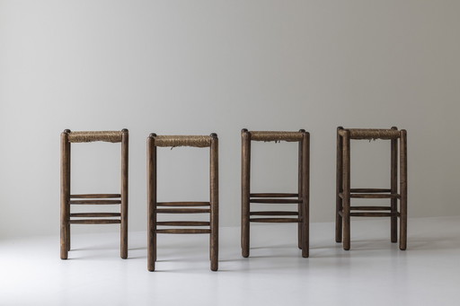 Prachtige set van vier rustieke barkrukken uit Frankrijk uit de jaren 1960. Op de manier van Charlotte Perriand.