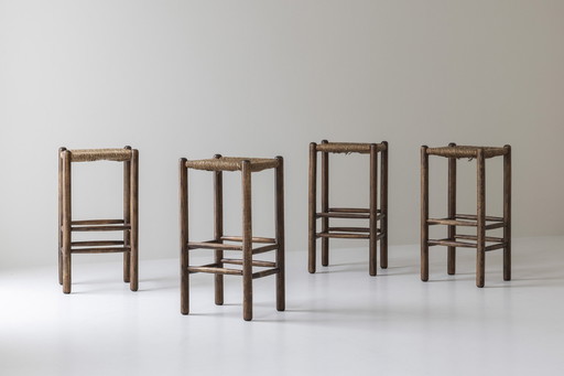 Prachtige set van vier rustieke barkrukken uit Frankrijk uit de jaren 1960. Op de manier van Charlotte Perriand.