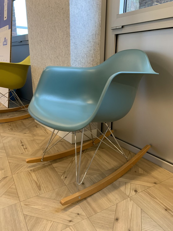 Image 1 of 2x Vitra Eames Rar schommelstoel mosterdgroen en blauwgroen