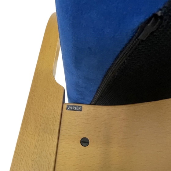 Image 1 of Peter Opsvik - Varier - Actulum - Ergonomisch gevormde schommelstoel - Blauwe fluwelen bekleding en houten frame