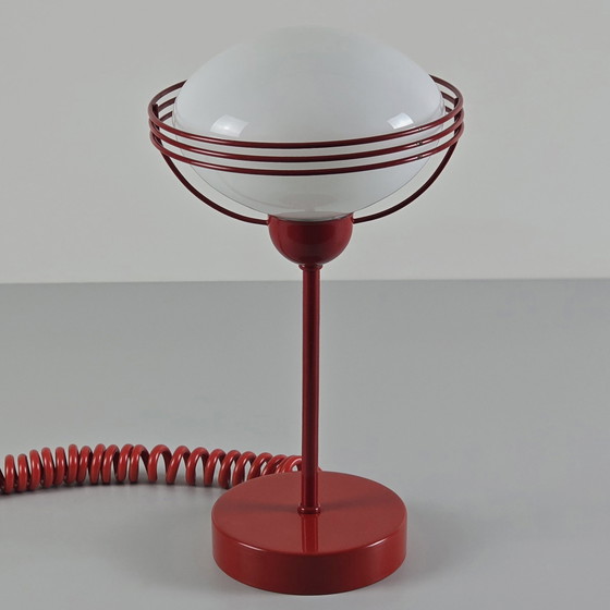 Image 1 of Vintage 1970S rode metalen tafellamp met opaline glazen kap.